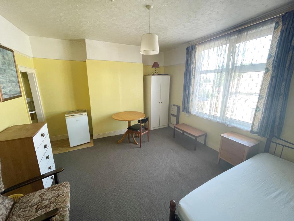 Lot: 94 - SEVEN-BEDROOM INVESTMENT OPPORTUNITY - Bedroom six with kitchenette